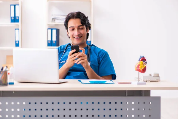 Jovem médico bonito que trabalha na clínica — Fotografia de Stock