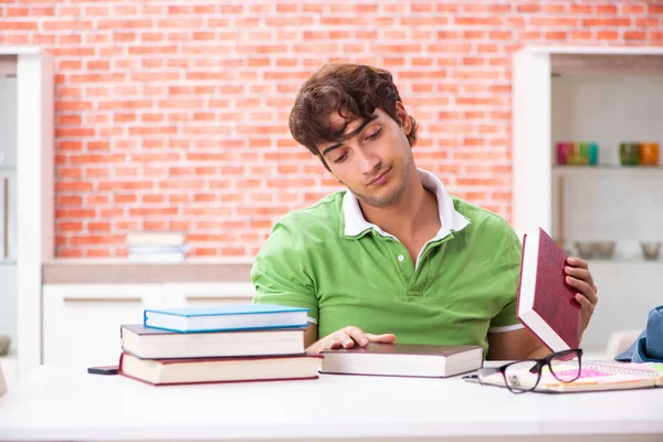 Estudiante joven preparándose para los exámenes en casa — Foto de Stock