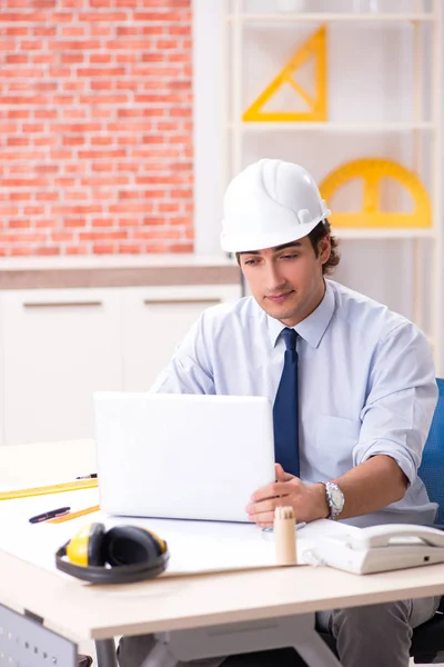 Bauleiter arbeitet an Bauplänen — Stockfoto