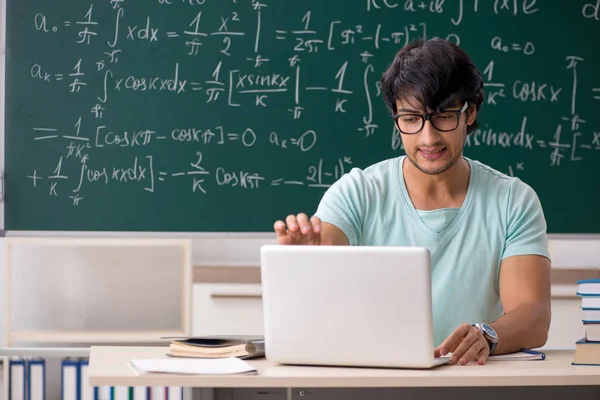 นักคณิตศาสตร์ชายหนุ่ม ต่อหน้าแผ่นจารึก — ภาพถ่ายสต็อก