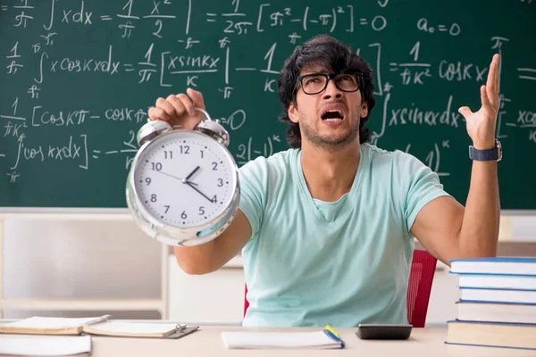 Jonge mannelijke student wiskundige voorkant schoolbord — Stockfoto