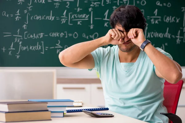 Młody mężczyzna student matematyk przed chalkboard — Zdjęcie stockowe