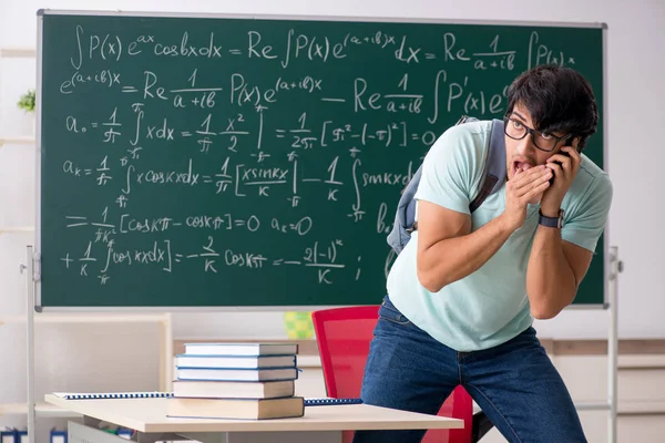 Joven matemático estudiante masculino frente a pizarra —  Fotos de Stock