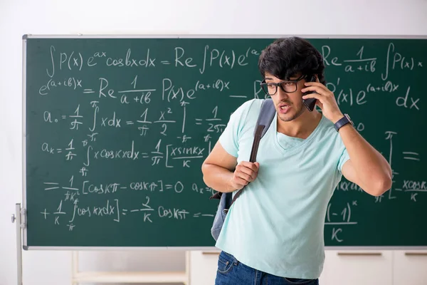 Jonge mannelijke student wiskundige voorkant schoolbord — Stockfoto