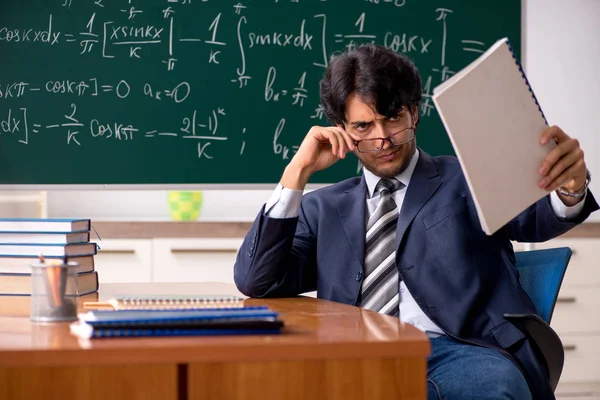 Jonge mannelijke wiskundeleraar in de klas — Stockfoto