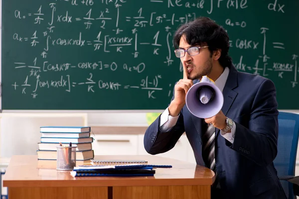 Jovem professor de matemática masculino em sala de aula — Fotografia de Stock