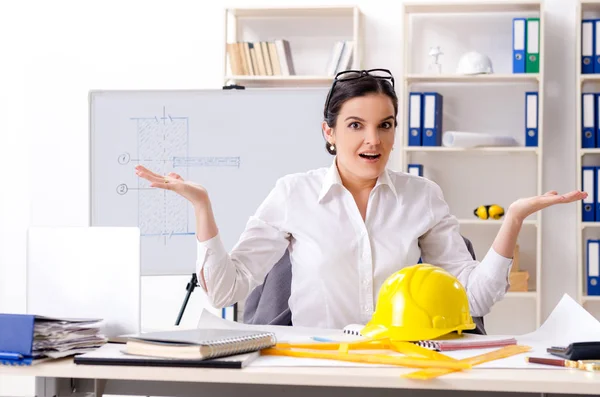 Architecte féminine travaillant dans le bureau — Photo