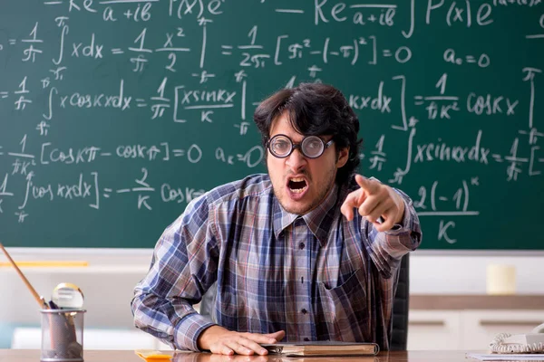 Divertente insegnante di matematica maschile in classe — Foto Stock