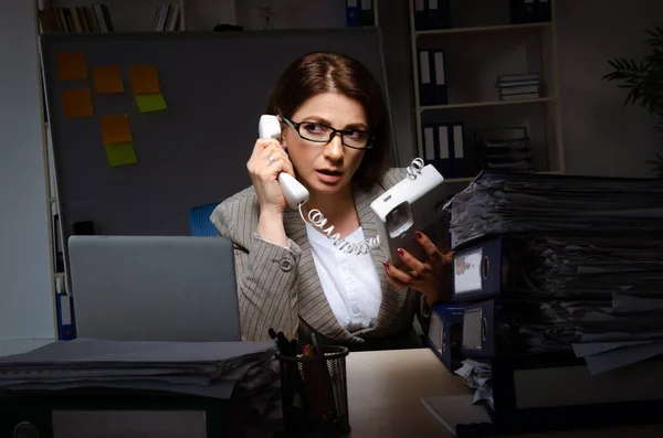 Kvinnlig anställd lider av överdriven arbete — Stockfoto