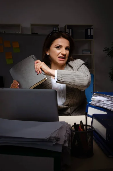Vrouwelijke werknemer lijdt aan bovenmatige werk — Stockfoto