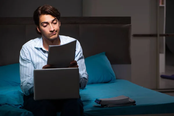 Hombre de negocios cansado trabajando horas extras en casa por la noche — Foto de Stock