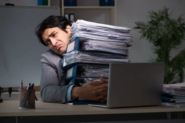 Joven empleado masculino trabajando hasta tarde en la oficina —  Fotos de Stock