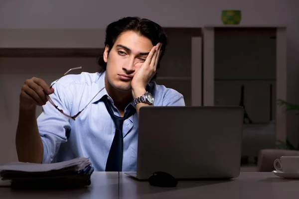 Jeune employé beau et trop de travail dans le bureau — Photo