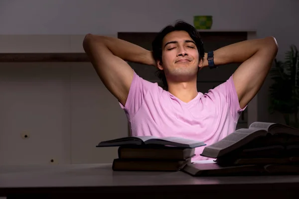 Estudante bonito masculino se preparando para exames tarde em casa — Fotografia de Stock