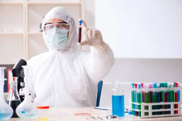 Giovane bel chimico che lavora in laboratorio — Foto Stock