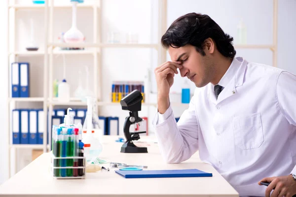 Joven químico guapo trabajando en el laboratorio —  Fotos de Stock