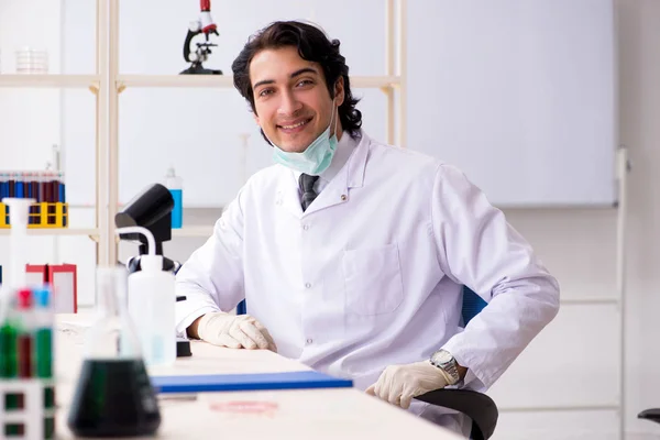 Joven químico guapo trabajando en el laboratorio — Foto de Stock