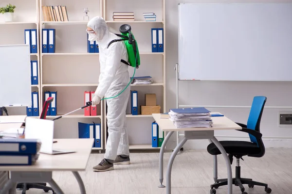 Contratista profesional haciendo control de plagas en la oficina — Foto de Stock