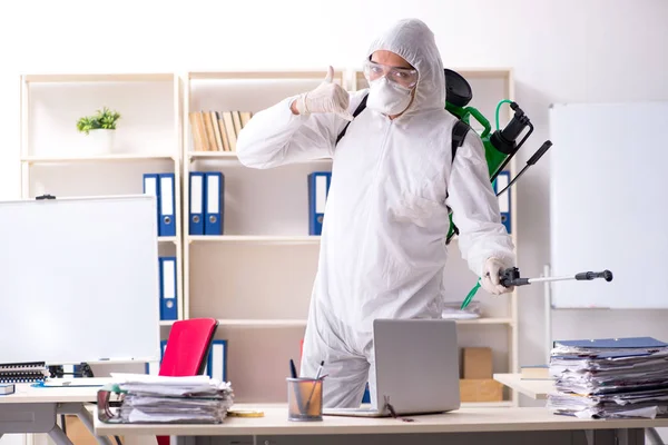 Contratista profesional haciendo control de plagas en la oficina —  Fotos de Stock