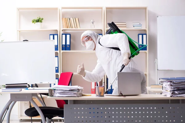 Contratista profesional haciendo control de plagas en la oficina — Foto de Stock