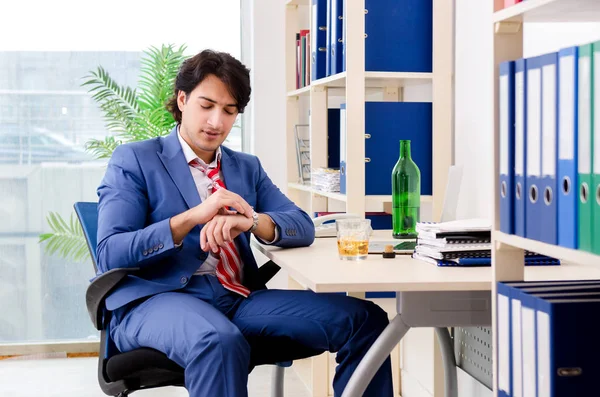 Young businessman employee drinking in the office — Stock Photo, Image