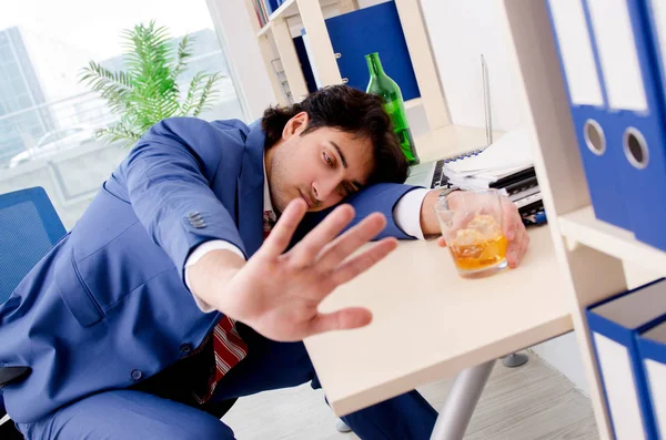 Empleado joven de negocios bebiendo en la oficina — Foto de Stock