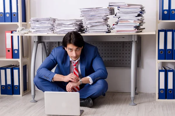 Empleado joven empresario infeliz con el trabajo excesivo — Foto de Stock