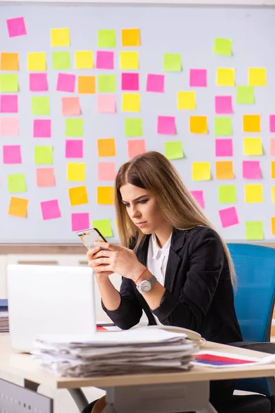 Joven hermosa empresaria en conflicto concepto de prioridades — Foto de Stock