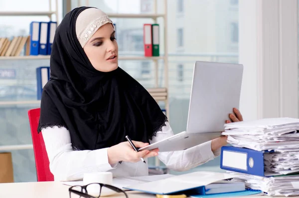 Vrouw moslim werknemer die werkt in het kantoor — Stockfoto