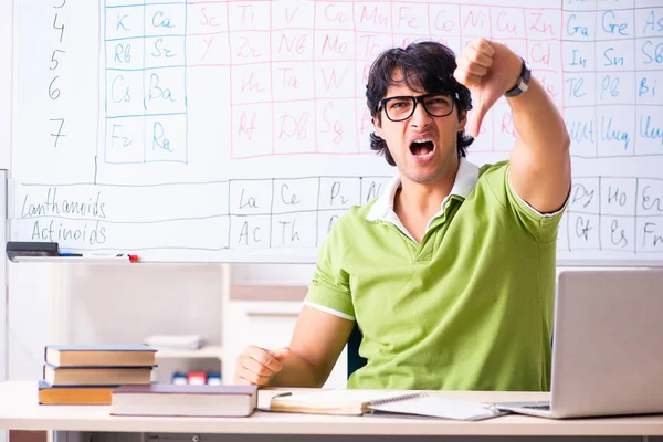 Junger Chemiestudent vor Periodensystem — Stockfoto