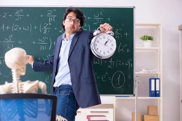 Jovem professor de matemática masculino e esqueleto de estudante — Fotografia de Stock