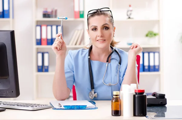 Medico neurologo donna che lavora in clinica — Foto Stock