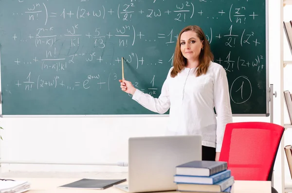 教室で女性の数学教師 — ストック写真