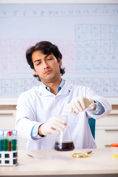 Jovem químico trabalhando no laboratório — Fotografia de Stock