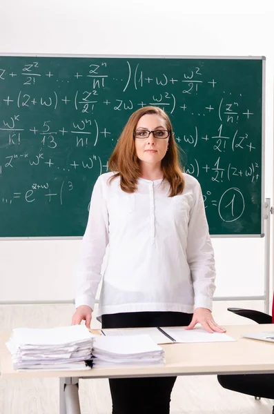 Mathematiklehrerin im Klassenzimmer — Stockfoto