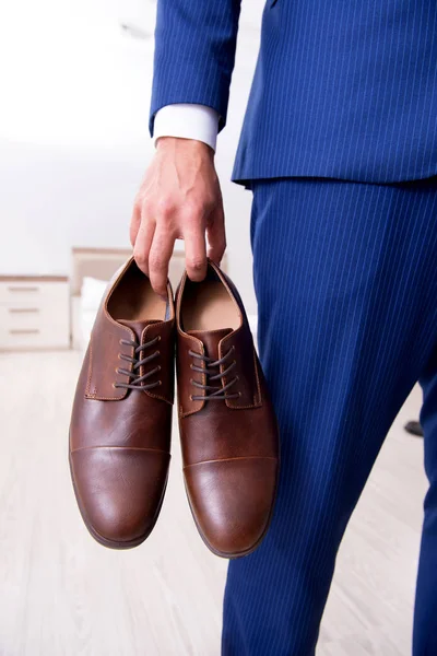 Junger gutaussehender Geschäftsmann wählt Schuhe zu Hause — Stockfoto