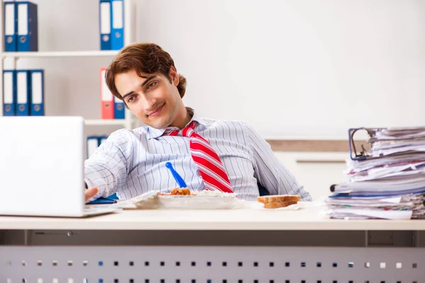 Mann isst in der Pause bei der Arbeit — Stockfoto