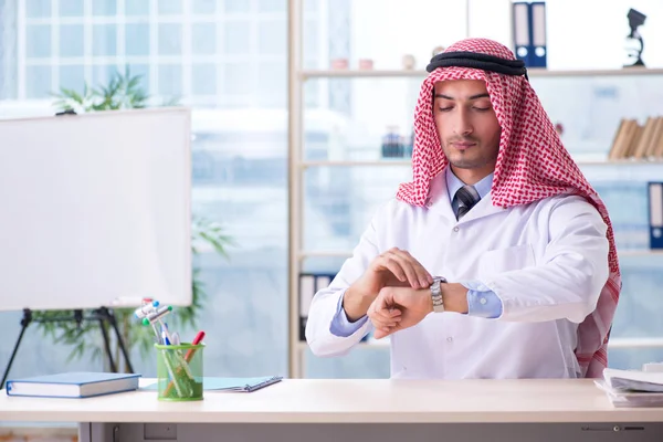 Арабский врач работает в клинике — стоковое фото