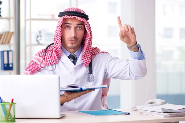 Arabiska läkare arbetar på kliniken — Stockfoto