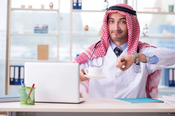 Médico árabe trabajando en la clínica —  Fotos de Stock
