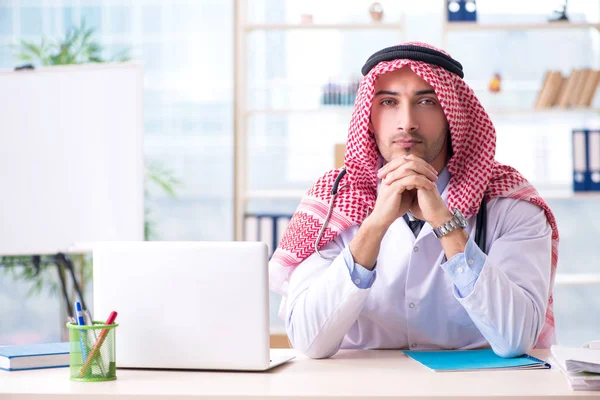 Arabischer Arzt arbeitet in der Klinik — Stockfoto