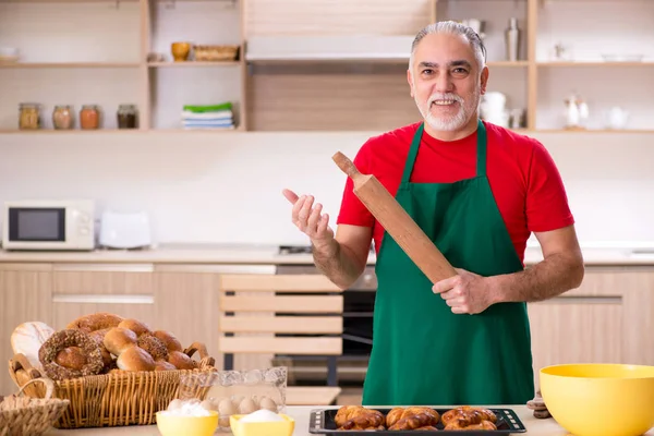 Stary mężczyzna baker w kuchni — Zdjęcie stockowe