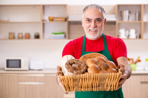 Régi férfi baker dolgozik a konyhában — Stock Fotó