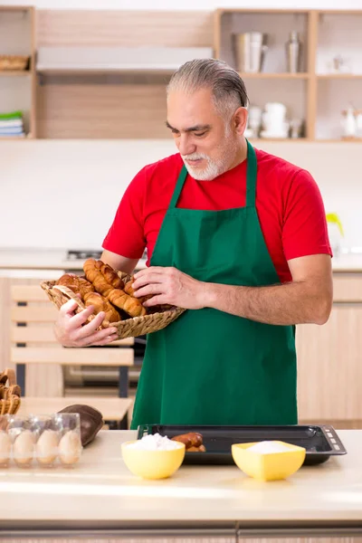 Régi férfi baker dolgozik a konyhában — Stock Fotó