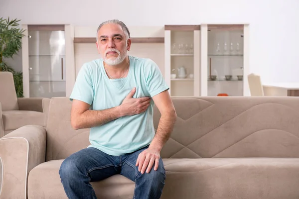 Homem velho barbudo branco que sofre em casa — Fotografia de Stock