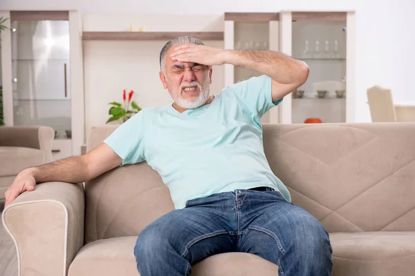 Homem velho barbudo branco que sofre em casa — Fotografia de Stock