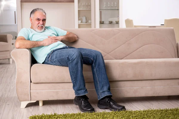 Homem velho barbudo branco que sofre em casa — Fotografia de Stock