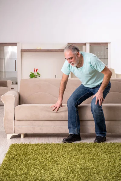 Witte baard oude man thuis lijden — Stockfoto