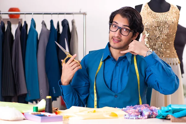 Jeune tailleur masculin travaillant à l'atelier — Photo