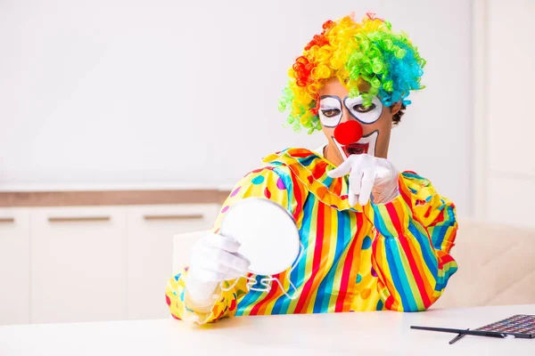 Manliga clown förbereder för perfomance hemma — Stockfoto